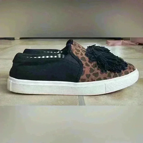 Betsy Johnson Dahni black, leopard slip on sneaker with Pom Pom; size 6.5 - Picture 1 of 4